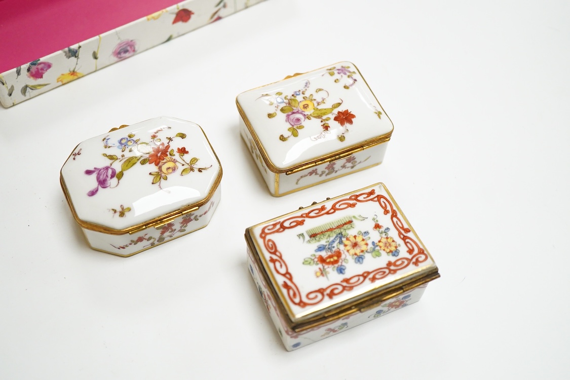 Three early 20th century French porcelain snuff boxes with floral decoration, 7cm wide